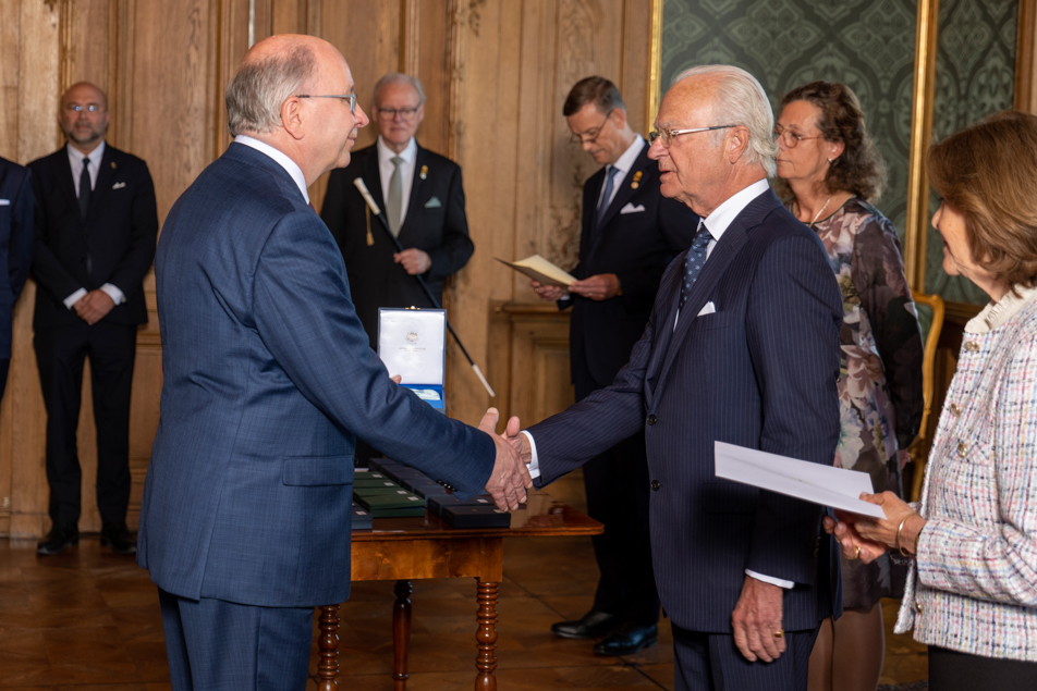 Generaldirektör Dag Hartelius tar emot sin medalj för framstående insatser inom svensk stats- och utrikesförvaltning.