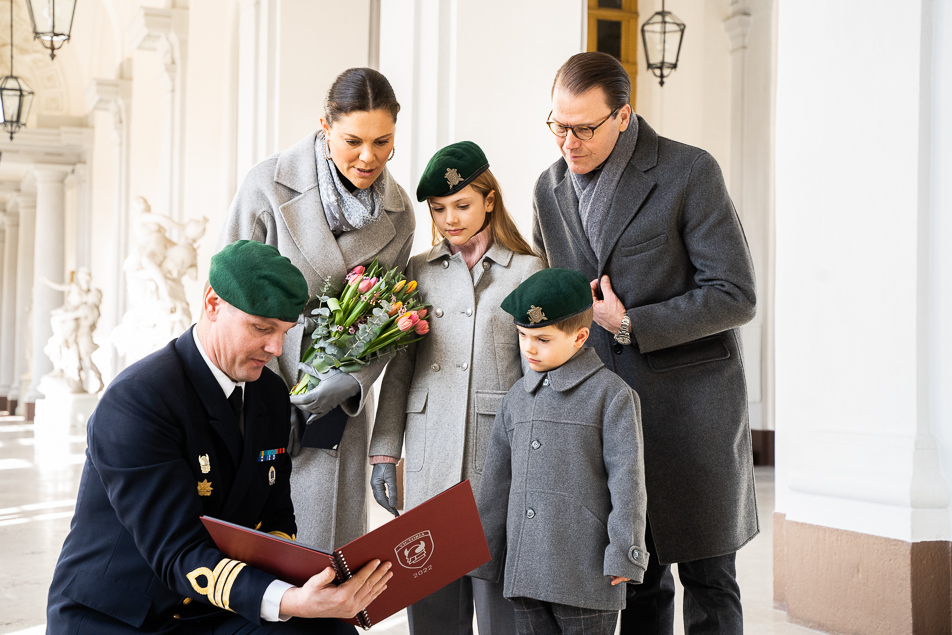 Överstelöjtnant Christofer Lennings från Victoriabataljonen vid Stockholms amfibieregemente överlämnade en bok om bataljonens verksamhet som namnsdagspresent, samt baskrar till Prinsessan Estelle och Prins Oscar.
