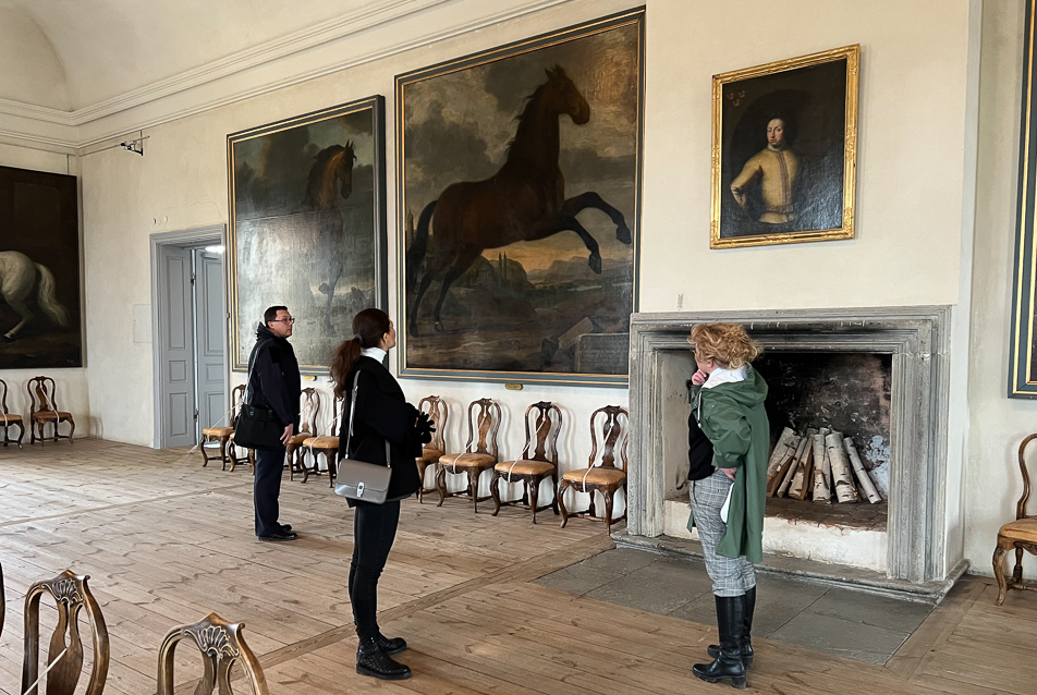 Karl XI vistades ofta på Strömsholm. I ung ålder fick han ett tjugotal hästar i gåva från kungahusen i Spanien och Frankrike. Han beställde sedan porträtt av sina favorithästar av konstnären David Klöcker Ehrenstrahl. Flertalet av hästporträtten pryder rikssalen på Strömsholms slott. 