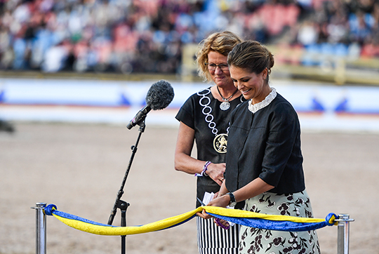 Prinsessan Madeleine inviger EM i ridsport tillsammans med kommunfullmäktiges ordförande Lena Malm. 