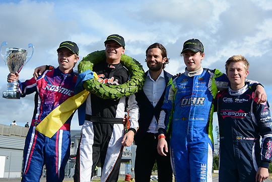 Prins Carl Philip tillsammans med pristagarna i Rotax Max-finalen: Kalle Åstrand (2:a), Rasmus Fridell (1:a), David Rehme (3:a) och Patrick Rundqvist (4:a).