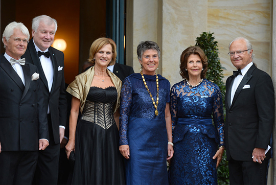 Kungaparet tillsammans med delstatspresident Horst Seehofer med fru Karin Seehofer och borgmästare Brigitte Merk-Erbe med maken Thomas Erbe vid ankomsten till Festspielhaus i Bayreuth. 