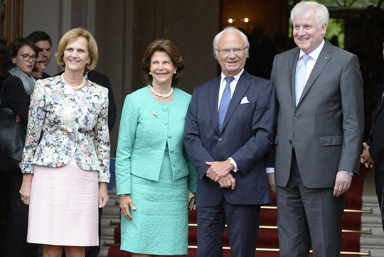 Kungaparet tas emot vid Prinz Carl Palais av Bayerns delstatspresident Horst Seehofer med hustru Karin Seehofer.