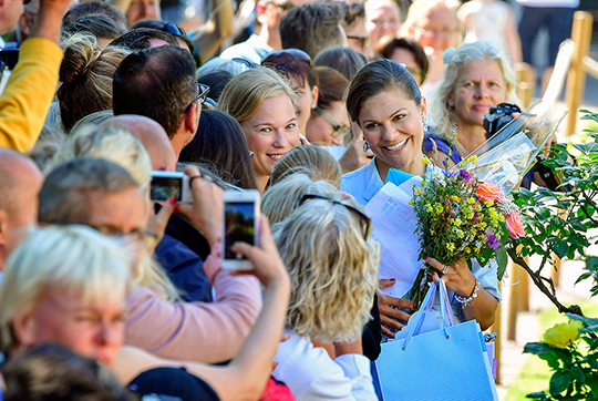 Under lördagen hade tusentals besökare samlats framför Sollidens slott för att gratulera Kronprinsessan. 