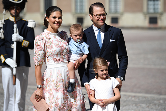 Kronprinsessfamiljen vid firandet på Kungliga slottet. 