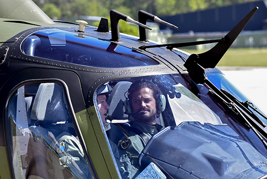 Prinsen i helikopter 15 med pilot från Flygskolan i Linköping. 