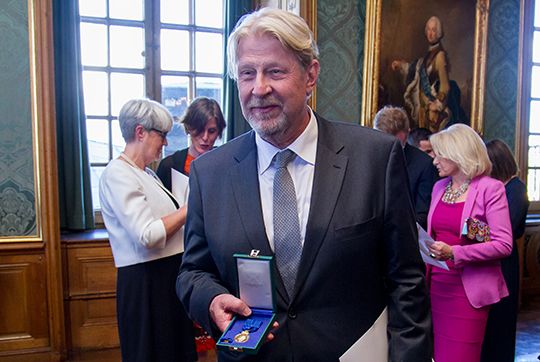 Rolf Lassgård med medaljen Litteris Et Artibus som han tilldelades ”för framstående konstnärliga insatser som skådespelare”. 