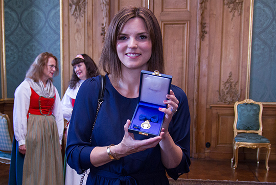 Häcklöparen Susanna Kallur med sin medalj, 8:e storleken i högblått band.