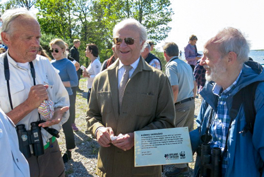 Kungen tillsammans med Ulf Holmberg, WWF och Upplandsstiftelsens ordförande Anders Hedström. 