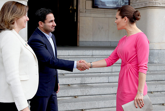 Kronprinsessan hälsar på statsråden Ardalan Shekarabi och lsabella Lövin vid ankomsten till Dramaten.