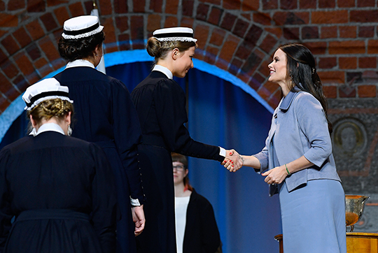 Prinsessan Sofia delar ut broscher vid Sophiahemmets examenshögtid i Blå Hallen. 