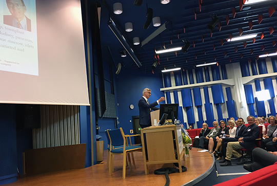 Bo-Göran Ericzon, professor i transplantationskirurgi, introducerar professor Amit Garg.