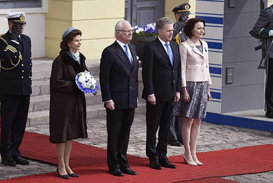 Finlands president Sauli Niinistö och fru Jenni Haukio välkomnar Kungaparet. 