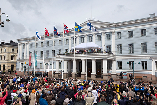 De nordiska statscheferna hälsar från stadshusets balkong. 