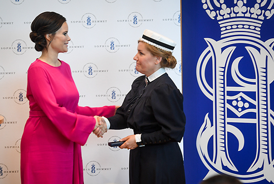 Prinsessan Sofia delar ut förtjänsttecken till Sophiasyster Christina Gisleskog.