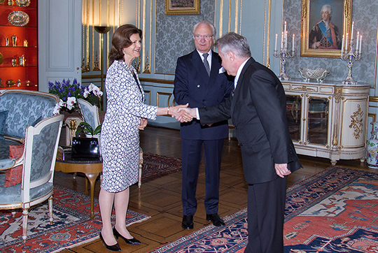 Serbiens ambassadör Dragan Momcilovic välkomnas i Prinsessan Sibyllas våning.