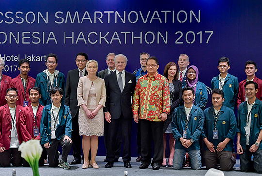 Kungen och infrastrukturminister Anna Johansson vid studenternas presentation av lösningar för att förbättra Jakartas trafiksituation. Idéerna hade utvecklats under en 24 timmar lång hackathon. 