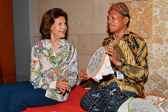 Under besöket på Nationalmuseet i Jakarta fick Drottningen lära sig batikmålning av batikmästaren Daromi.