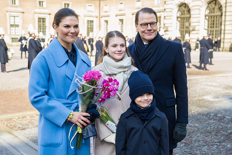 Kronprinsessan gratulerades på namnsdagen med blommor och hurrarop.