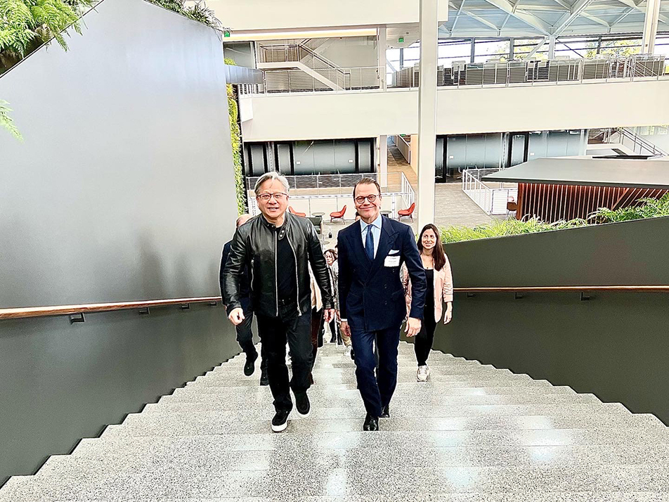 Prins Daniel och Nvidias vd Jen-Hsun Huang på väg till inspirationsföreläsning i företagets huvudkontor i Santa Clara. 