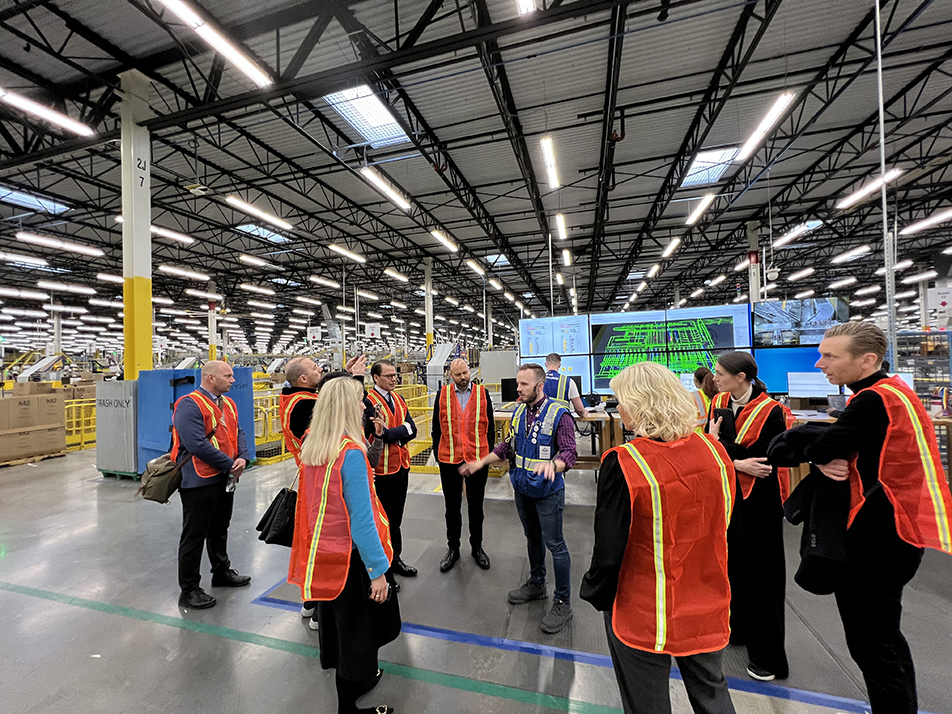 Prince Daniel and members of the delegation during a study visit to Amazon's logistics centre in Seattle.