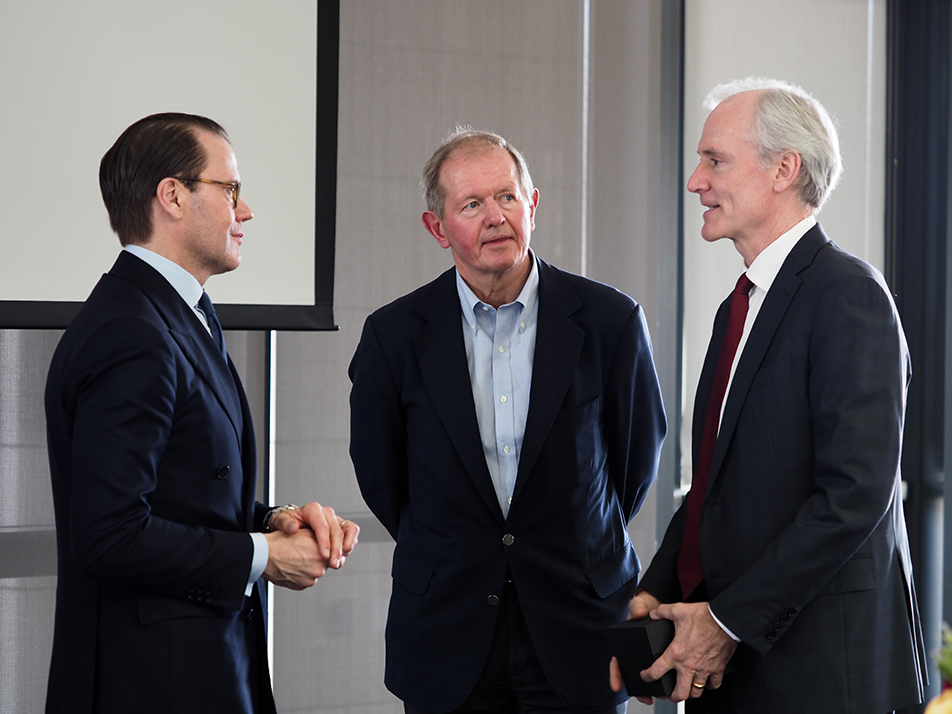 Prins Daniel, Marcus Wallenberg och ordföranden för Stanford University Marc Tessier-Lavigne i samtal under besöket till universitetet. 
