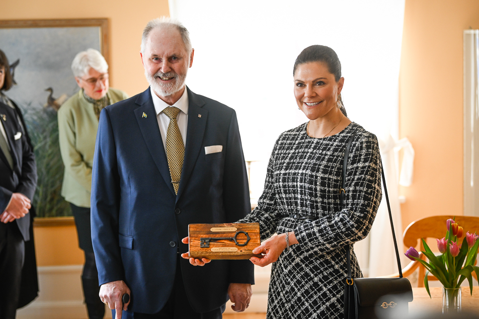 Kronprinsessan tar emot "Norrtälje nyckel" av kommunfullmäktiges ordförande Nils Matsson.