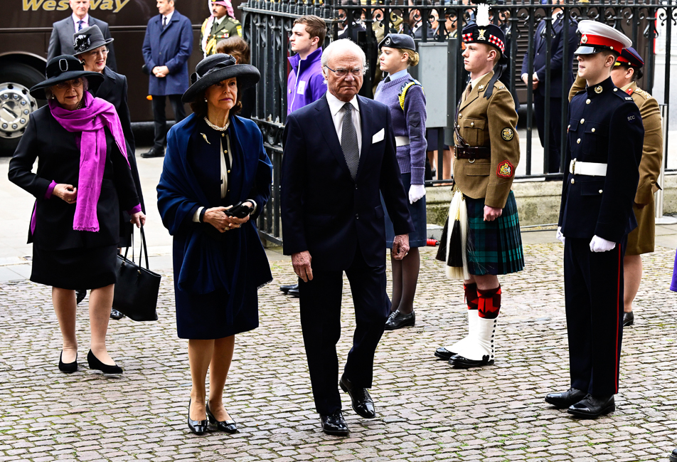 Kungaparet och Prinsessan Christina Fru Magnuson anländer till minnesgudstjänsten i Westminster Abbey.