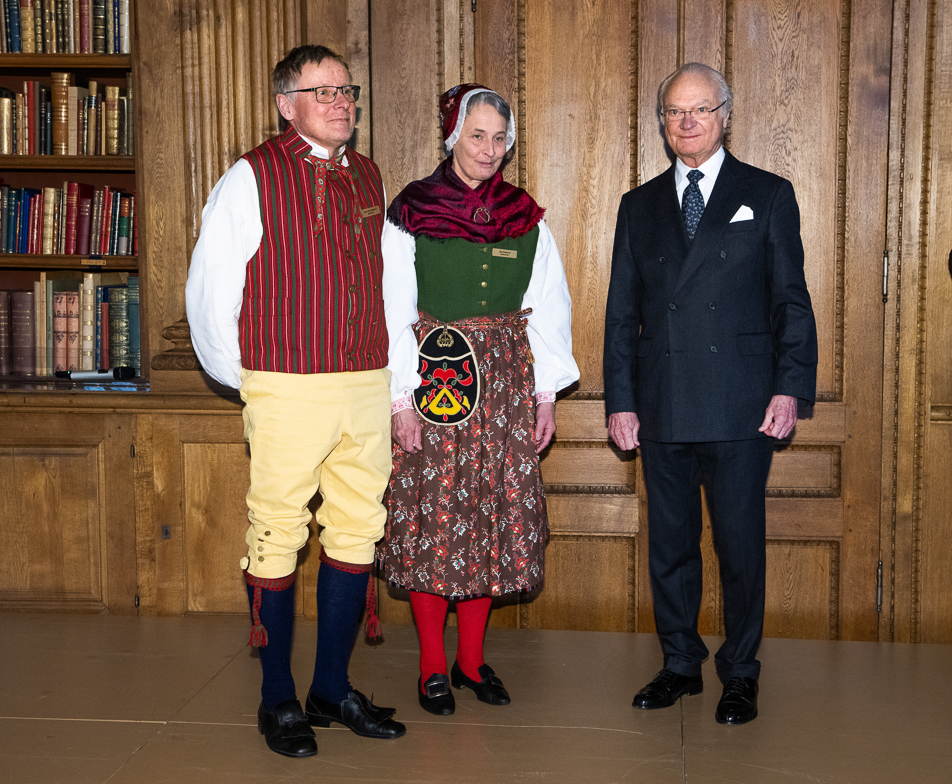 Kungen tillsammans Åsa och Hans-Olov Backlund från Linghed, som tillsammans med 50 andra bönder tilldelades LRF:s mjölkmedalj i dag. 
