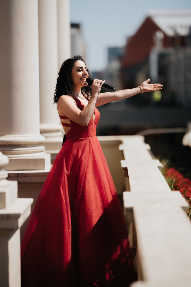 Sångerskan Negar Zarassi sjöng under jubileumsprogrammet på torget.