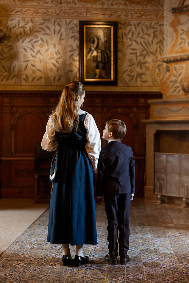 Prinsessan Estelle och Prins Oscar framför ett porträtt av Gustav Eriksson Vasa.