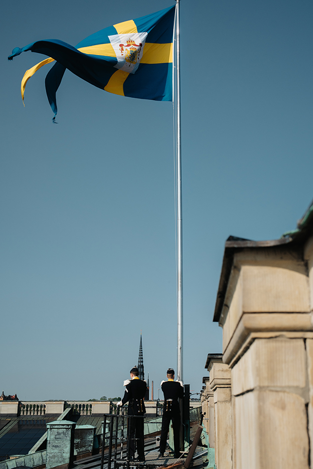 Kl. 8.00 hissades den tretungade flaggan på Kungl. Slottets tak. 