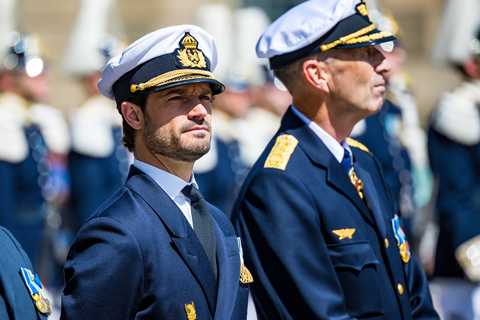 Prince Carl Philip and Supreme Commander Micael Bydén during the changing of the guard. 