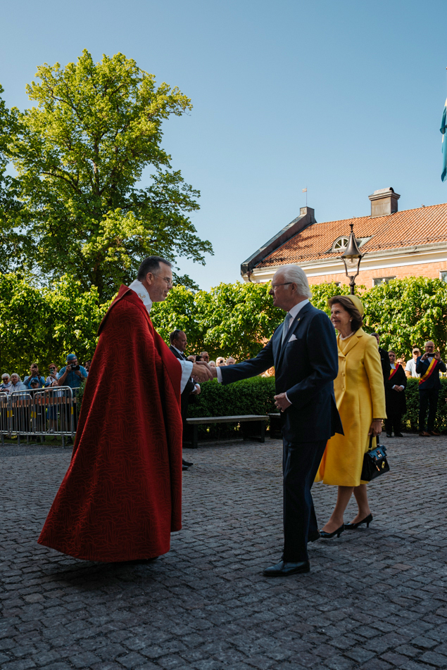 Kungaparet välkomnades till Strängnäs domkyrka av domprost Christopher Lundgren.