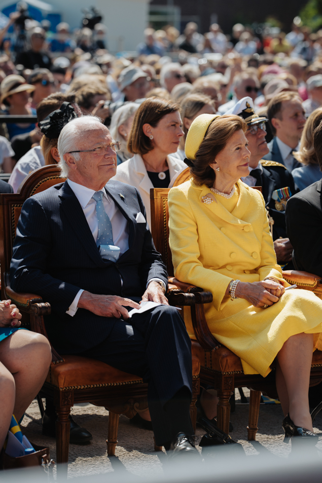 The King and Queen during the National Day celebrations in Västerviken. 