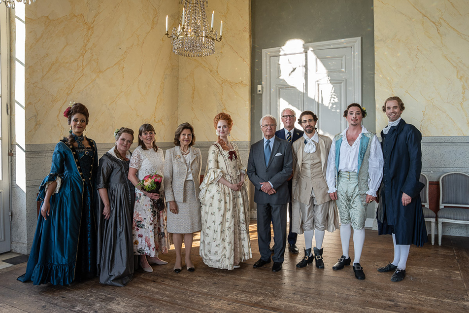 Kungaparet tillsammans med medverkande och representanter för Drottningholmsteaterns Vänner. 