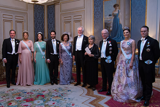 Kemipristagare Jacques Dubochet och Christine Dubochet-Wiemken tillsammans med Kungafamiljen i Prins Bertils våning. 