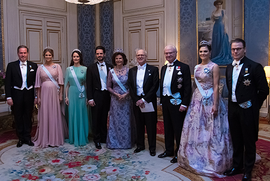 Fysikpristagare Rainer Weiss tillsammans med Kungafamiljen i Prins Bertils våning. Innan kvällens middag hölls en mottagning för årets Nobelpristagare. 