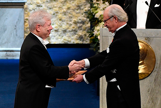 Ekonomipristagaren Richard H. Thaler tar emot Nobelpriset. 