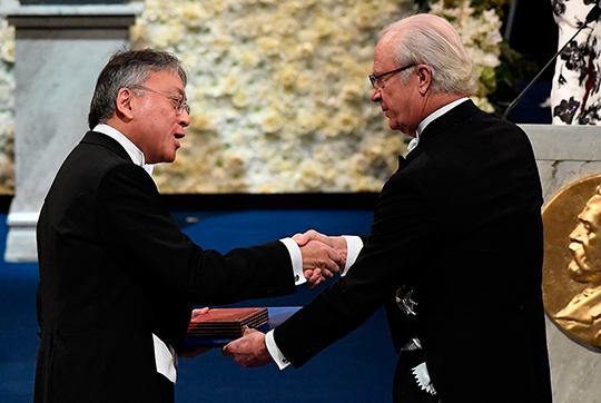Litteraturpristagaren Kazuo Ishiguro tar emot Nobelpriset. 