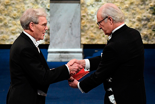 Kungen delar ut Nobelpriset i kemi till Richard Henderson. 