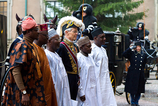 Nigerias ambassadör Musa Ilu Muhammed tillsammans med UD:s introduktör Klas Gierow och följe vid ankomsten till Kungl. Slottet. 
