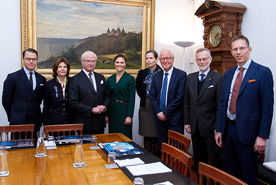 Prins Daniel, Drottningen, Kungen, Kronprinsessan, Sara Danius, Lars Heikensten, Göran K Hansson och Thomas Perlmann vid mötet på Kungl. Slottet. 