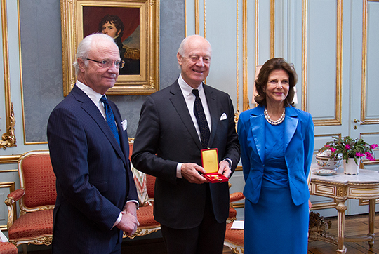 Kungaparet tillsammans med Staffan de Mistura vid utdelningen av Prins Carl-medaljen, som ägde rum på Kungl. Slottet. 