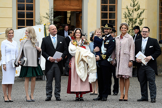 Prinsfamiljen tillsammans med Prins Gabriels faddrar: Carolina Pihl, Sara Hellqvist, Thomas de Toledo Sommerlath, Prinsessan Madeleine och Oscar Kylberg. 