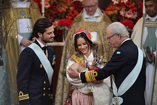 Under dopet förlänar Kungen Prins Gabriel Serafimerorden.