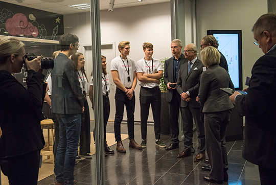 Under besöket på Sony Mobile i Lund träffar delegationen studenter som deltar i programmet Tekniksprånget. Det är ett praktikprogram för att locka fler ungdomar till högre tekniska utbildningar. Kungl. Ingenjörsvetenskapsakademien (IVA) ligger bakom initiativet. 