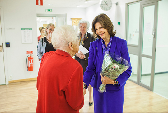 Marianne Fornander, 104 år, hälsar Drottningen välkommen till vård- och omsorgsboendet.