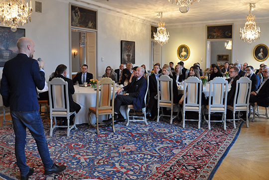 På Svenska ambassaden i Helsingfors under onsdagsförmiddagen. Prinsen och delegationen fick en presentation av det politiska och ekonomiska läget i Finland samt förutsättningarna för entreprenörskap. 