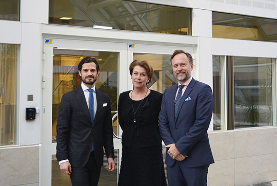 Prins Carl Philip tillsammans med Business Swedens vd Ylva Berg och vice vd Fredrik Fexe. 
